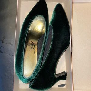 Women’s velvet emerald green 2” flare heel size 8 1/2